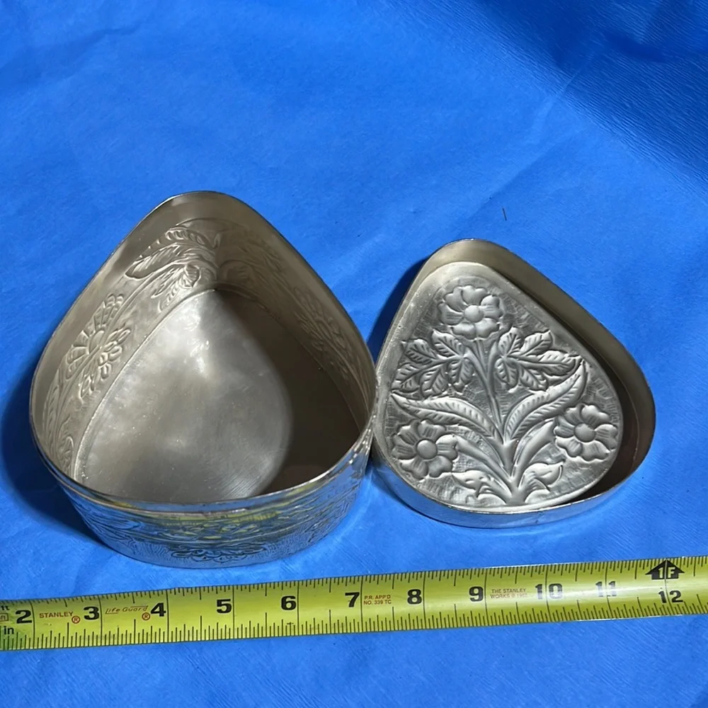 Vintage embossed flower large trinket/vanity box